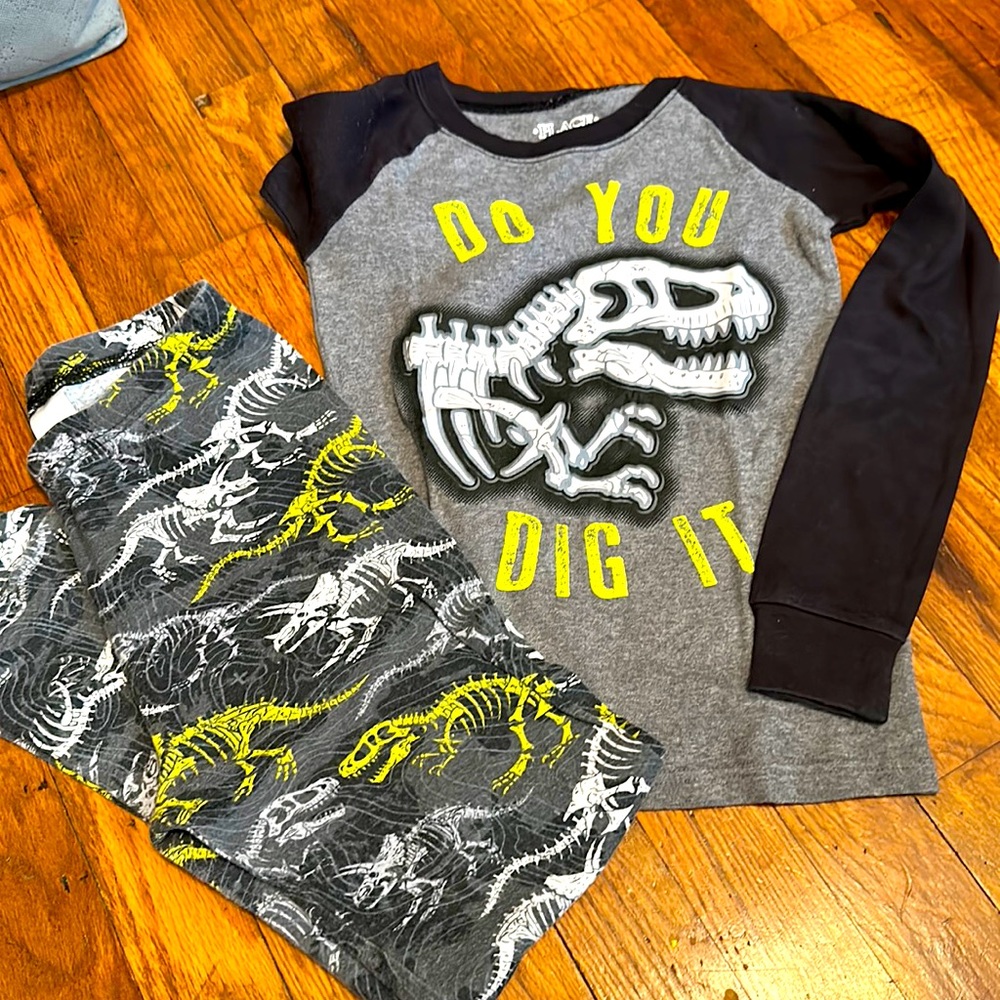 The Childrens place Dino skeletons “do you dig it” size 8. Pj set